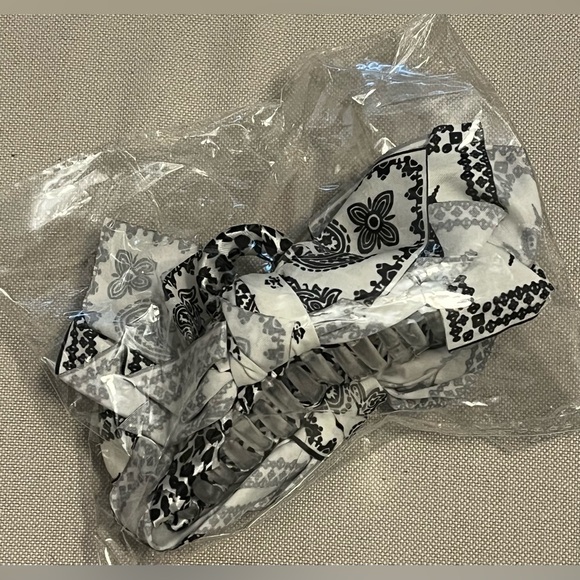 Elegant Black and White Paisley Hair Scarf Claw Clip New In Package - Picture 3 of 5